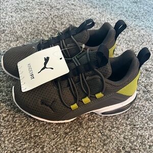 Puma Black and Green Sneakers Modern Athletic Design